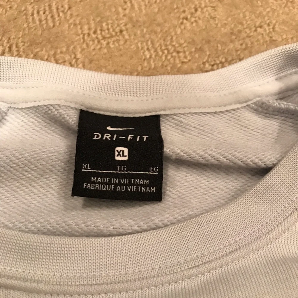 Woman’s Nike Set - Picture 3 of 4